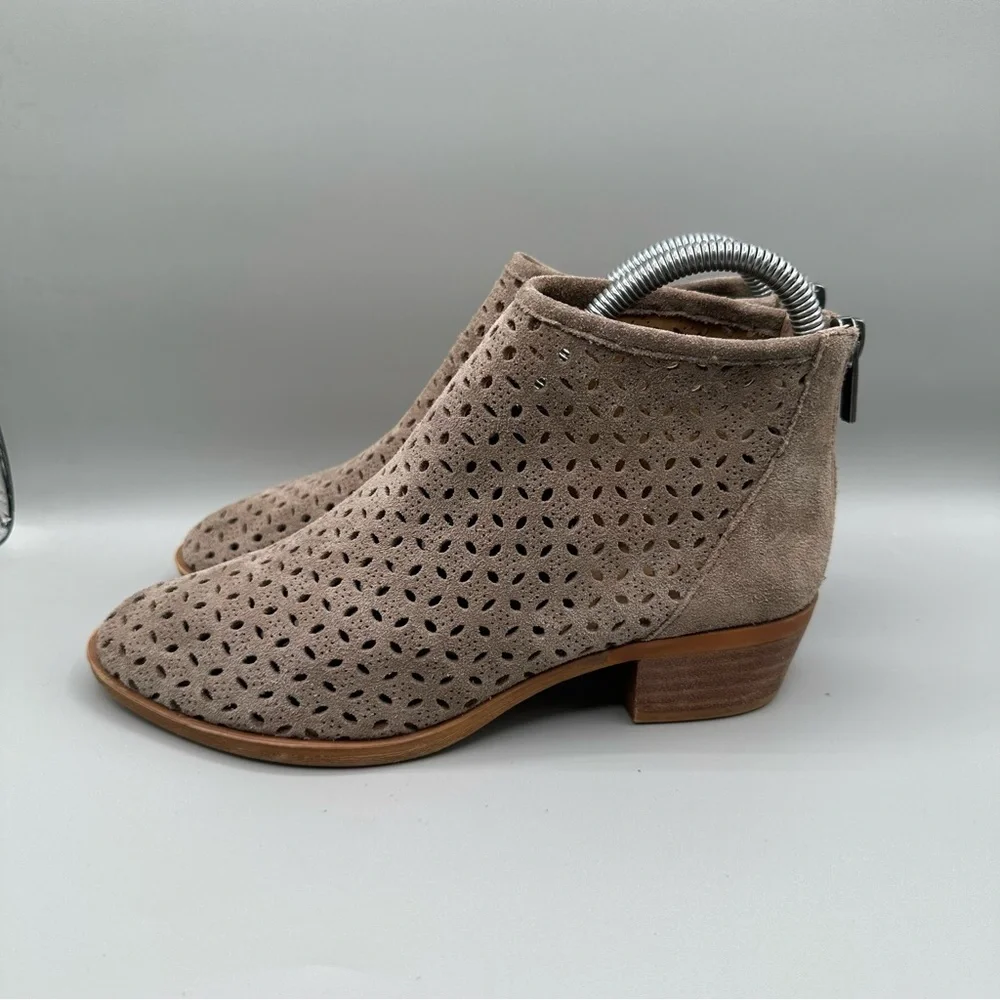 Lucky Brand Women’s 6 Bergyn Perforated Ankle Boots Suede Tan Booties Zip Up - Picture 4 of 9